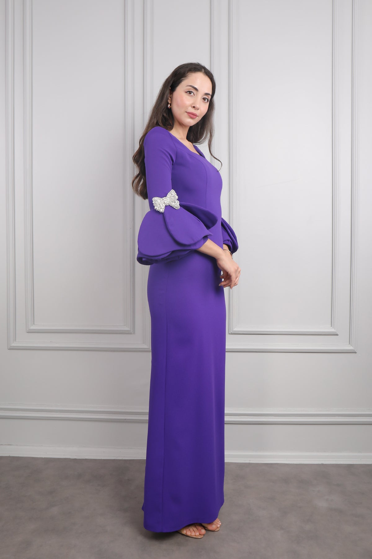 فستان سهرة بياقة مربعة واكمام منتفخة بفيونكة كريستالية -موفي