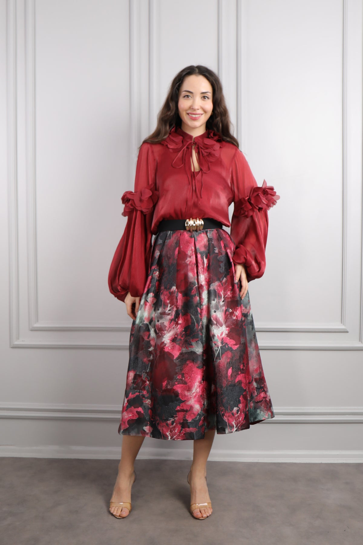 طقم تنورة وبلوزة بزينة ورود وحزام عالخصر -عودي