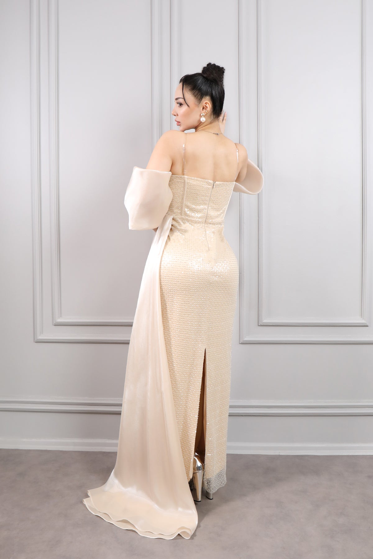 فستان سهرة سترابلس باكمام متحركة وذيل جانبي مقاس كبير -بيج