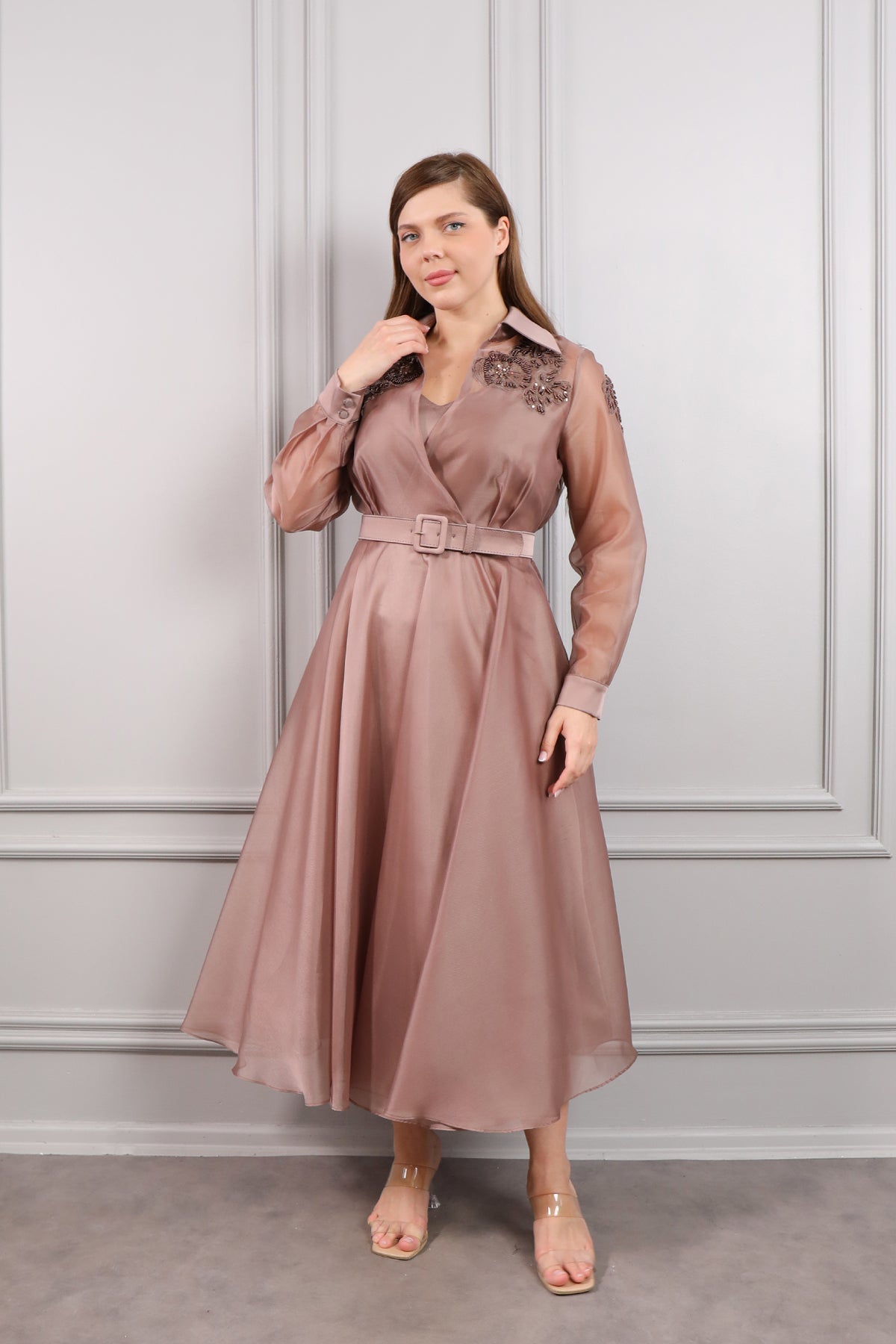 فستان ميدي بياقة قميص مزين بالخرز مع حزام عالخصر مقاس كبير -بني