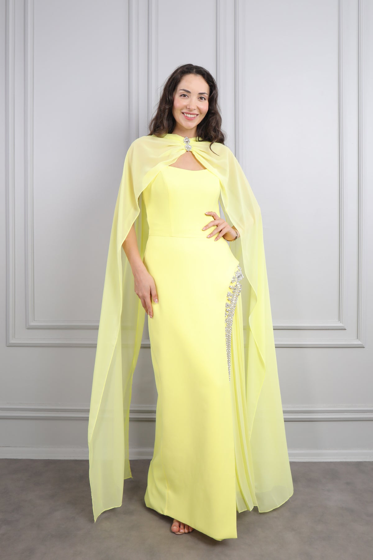 فستان سهرة سترابلس بتطريزات كريستالية و وشاح في العنق -اصفر