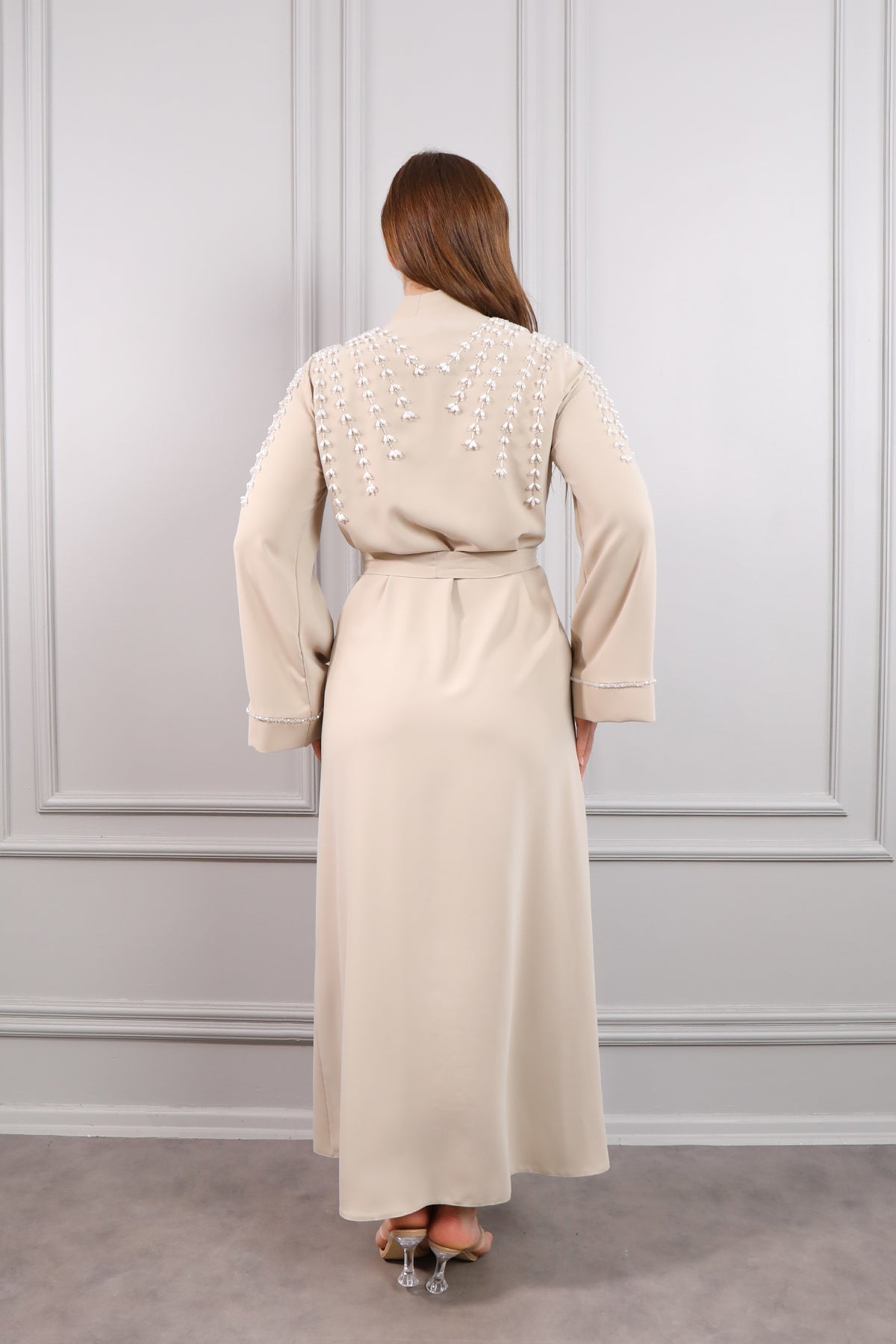 عباية بتطريزات كريستالية وحزام عالخصر -بيج