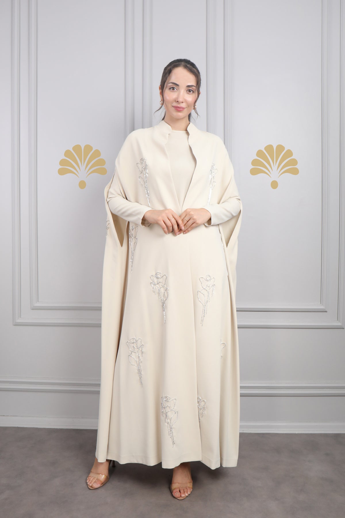 طقم عباية بقطعتين مزين بتطريزات ورود -بيج