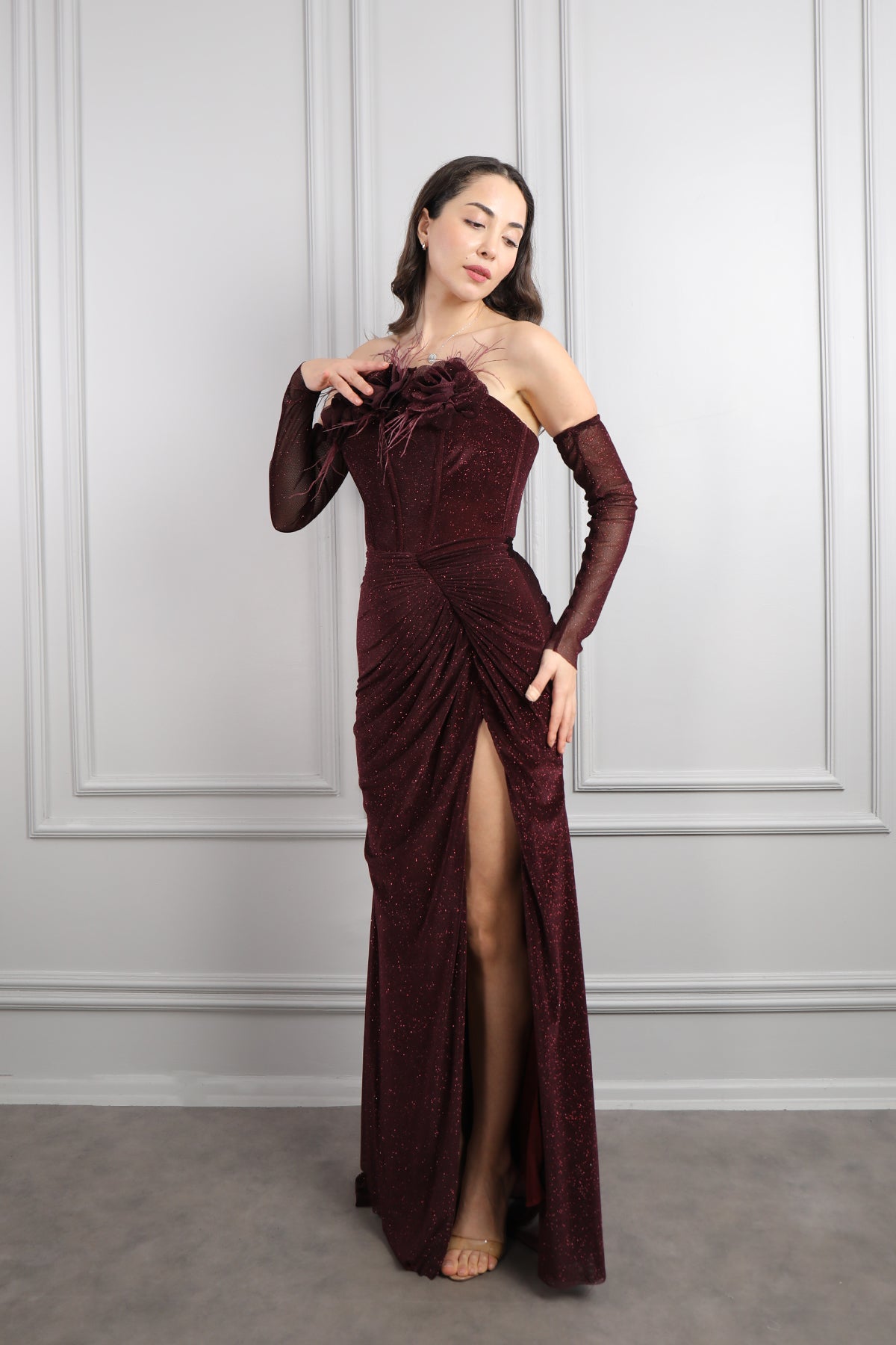 فستان سهرة لامع بتصميم سترابلس مزين بالورود مع اكمام متحركة -عودي