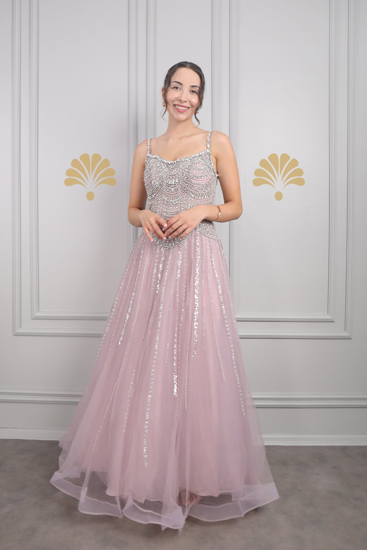 فستان سهرة بحمالات رفيعة وتطريزات كريستالية من "المجموعة الخاصة" -موفي