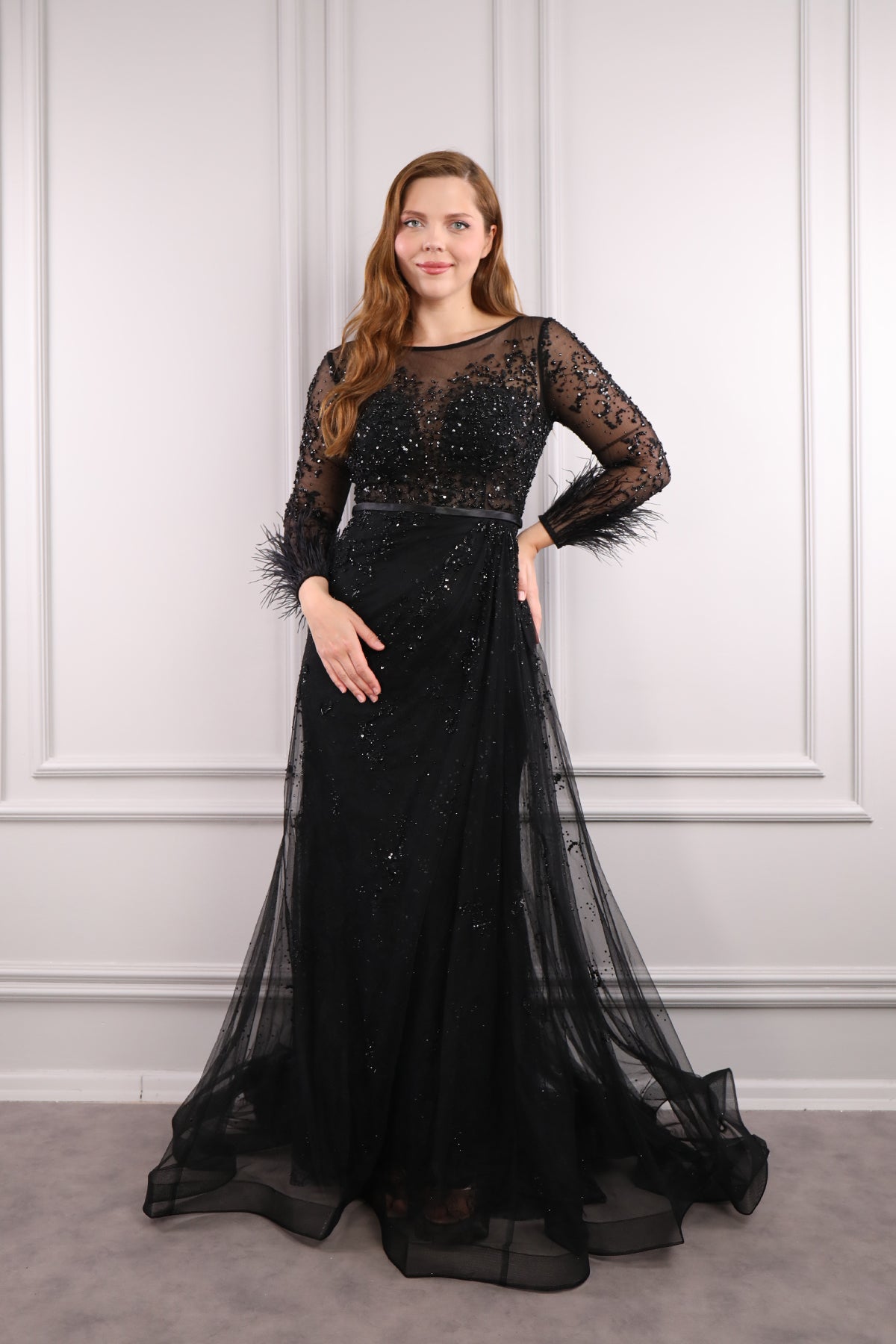 فستان سهرة بتطريز كريستال وياقة كبيرة وريش عالاساور -اسود