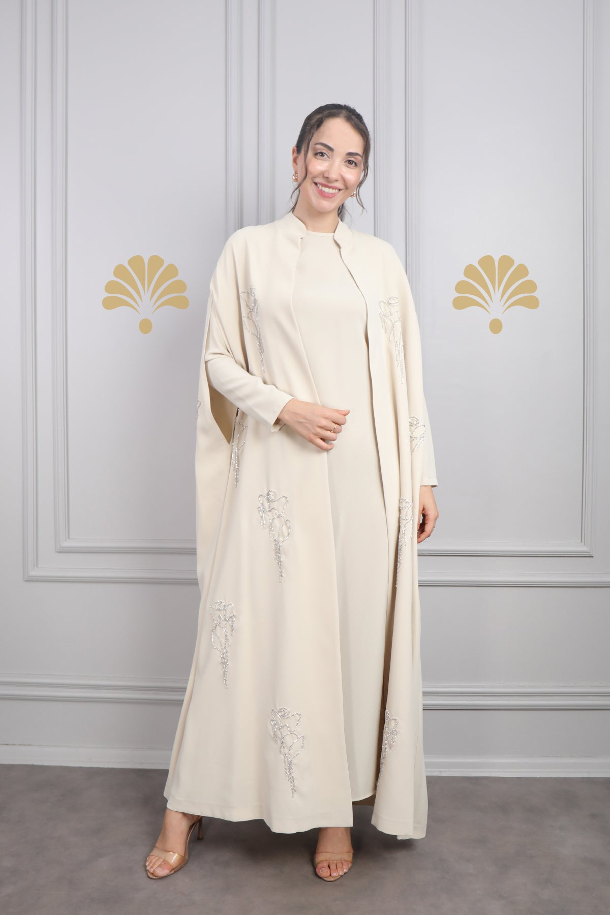 طقم عباية بقطعتين مزين بتطريزات ورود -بيج