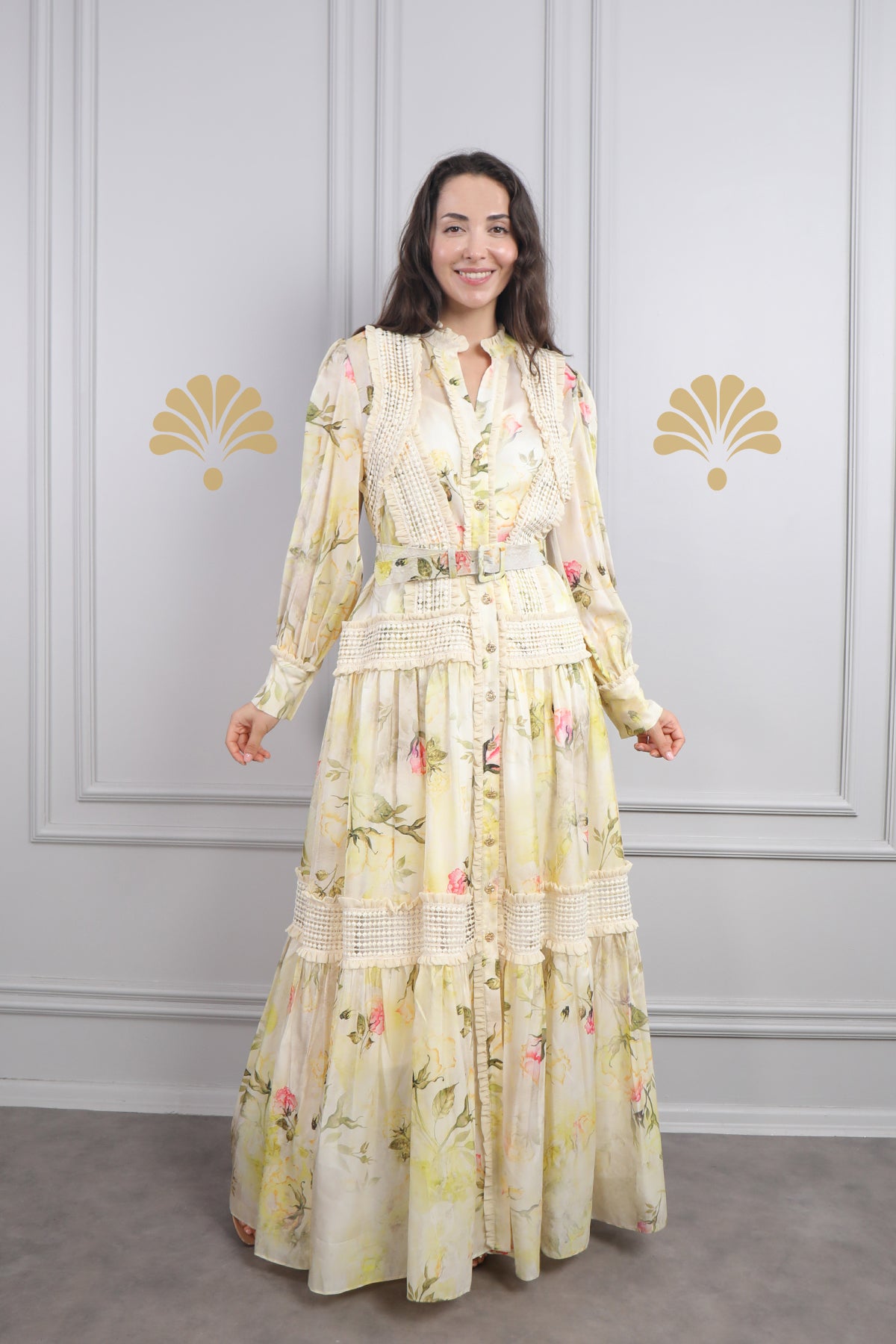 فستان مزين بالورود بتفاصيل دانتيل مع حزام عالخصر مقاس كبير -اصفر