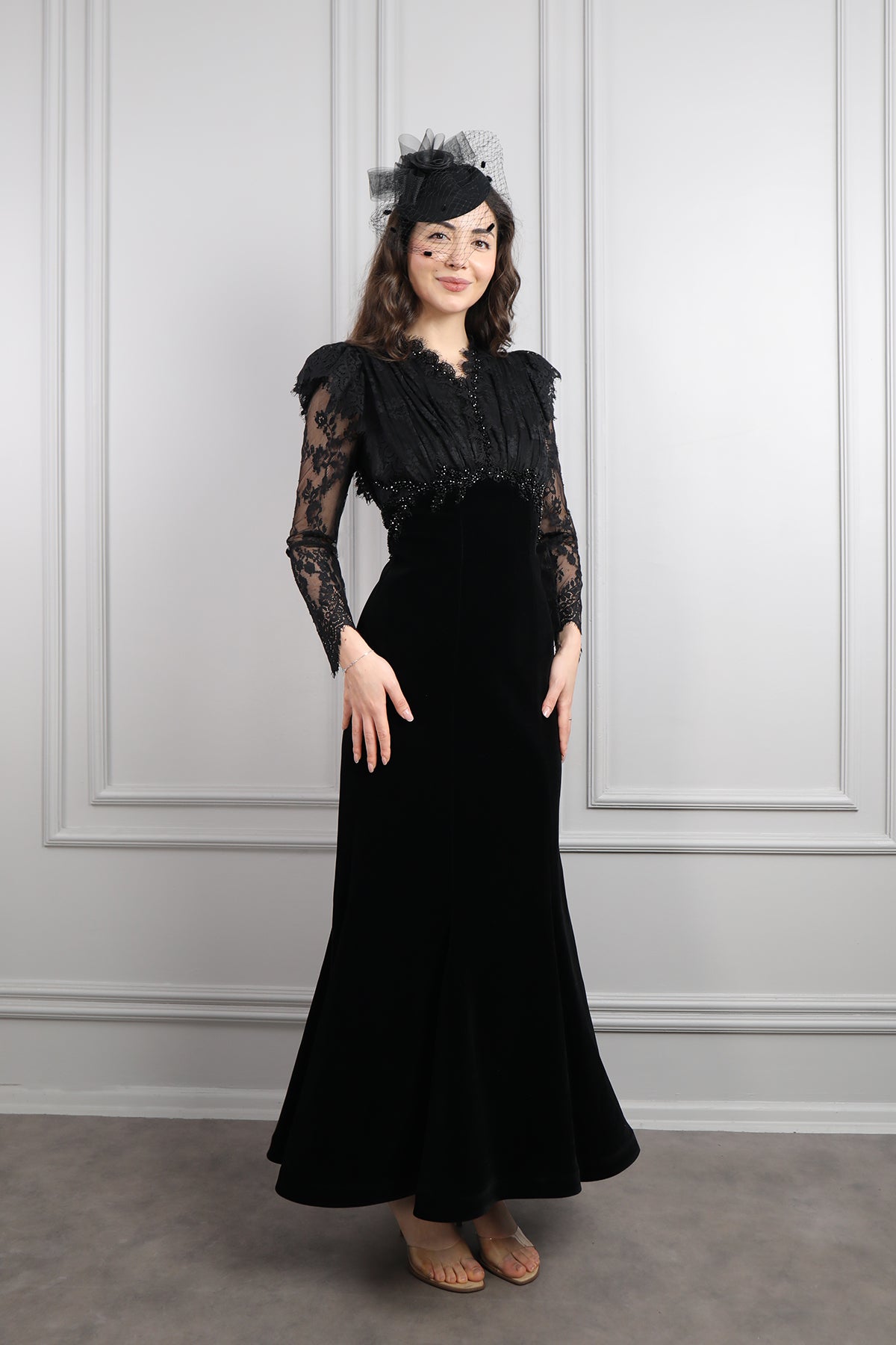 فستان مخملي بتفاصيل دانتيل واكمام شفافة مزين بالخرز مع اكسسوار للشعر -اسود