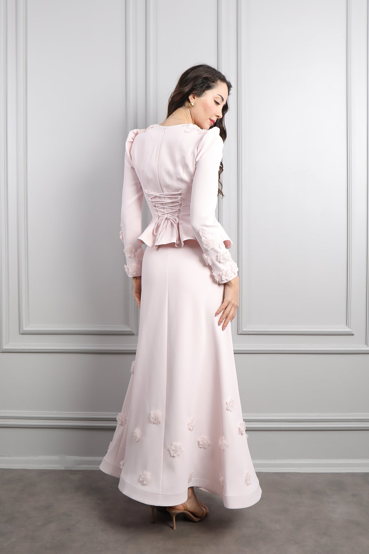 طقم تنورة وتوب رسمي انيق بياقة مربعة وتفاصيل ورود -بمبي