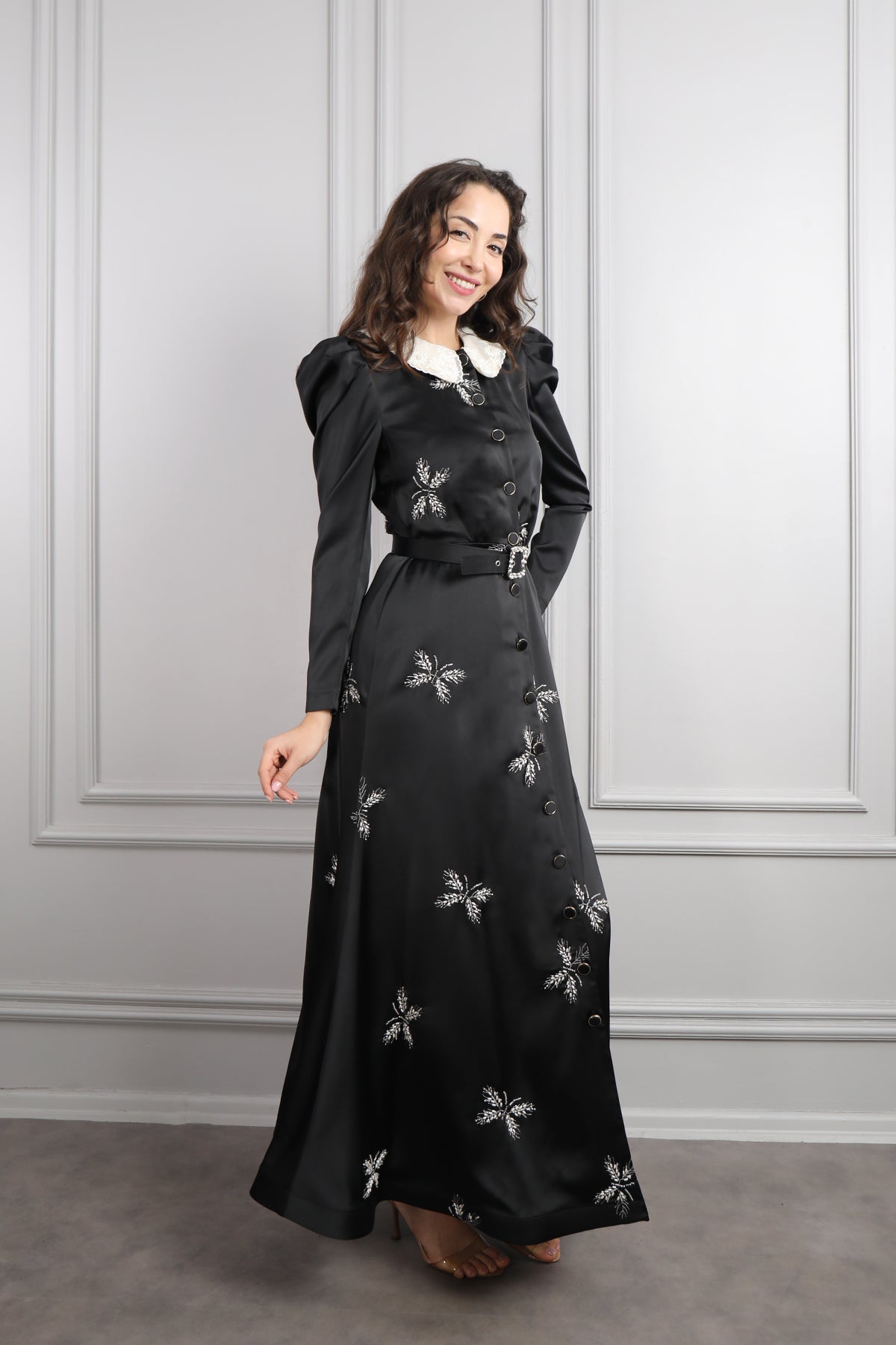 فستان ساتان بتطريزات خرزية وحزام عالخصر -اسود