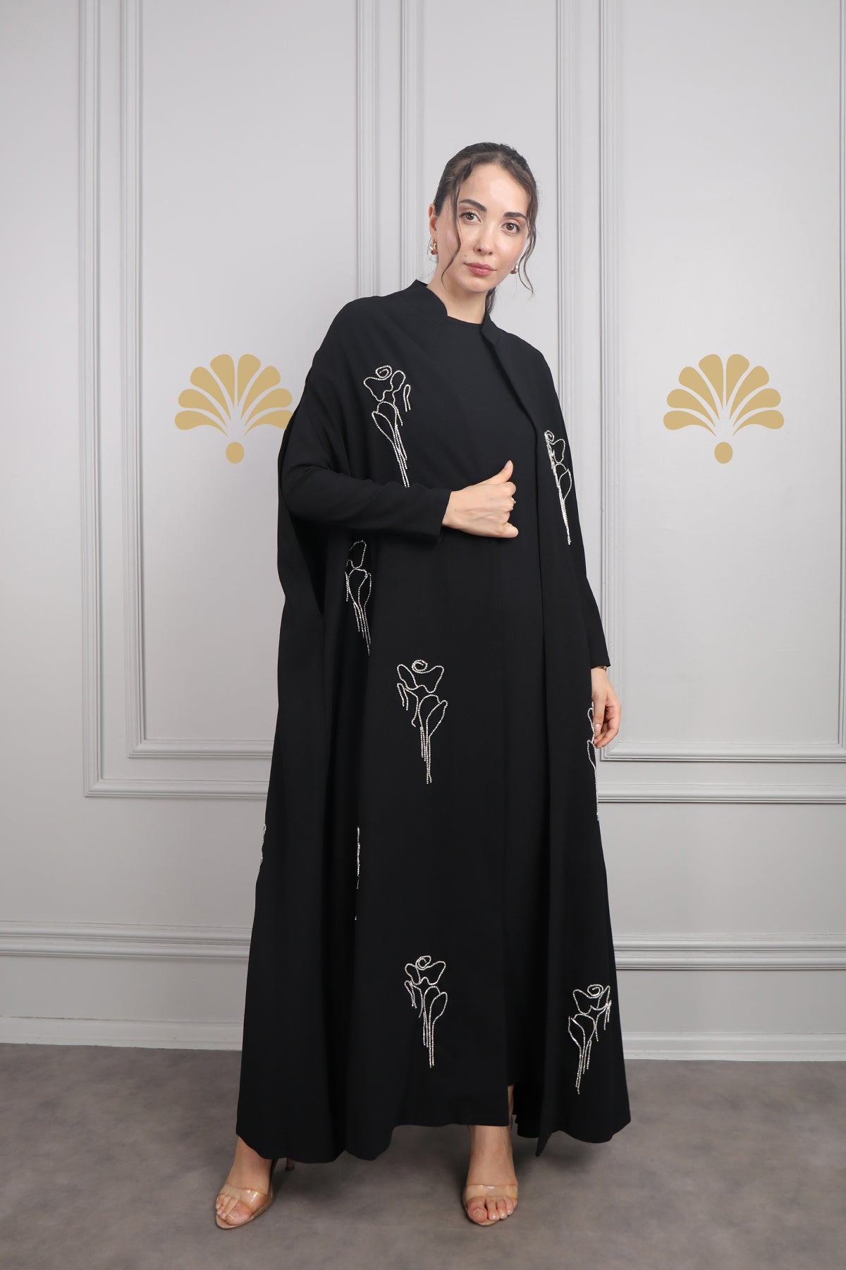طقم عباية بقطعتين مزين بتطريزات ورود -اسود