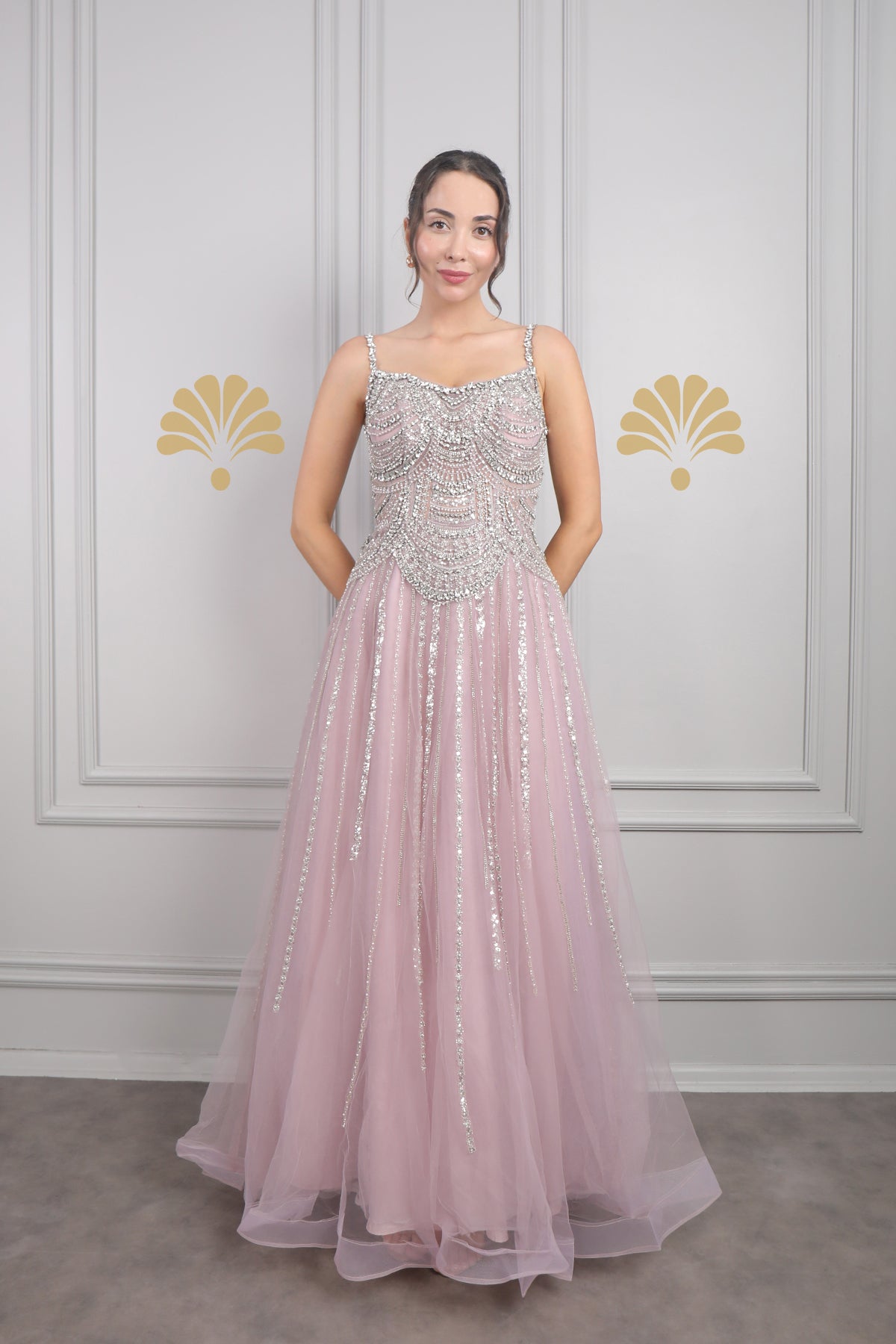 فستان سهرة بحمالات رفيعة وتطريزات كريستالية من "المجموعة الخاصة" -موفي