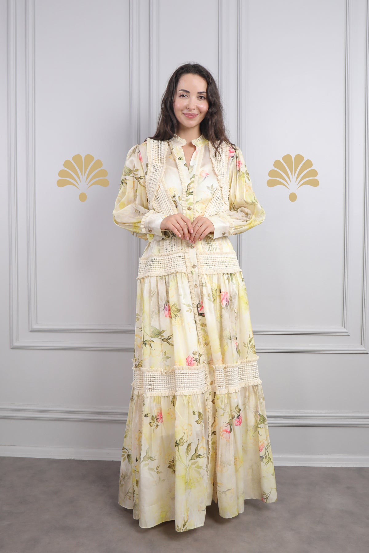 فستان مزين بالورود بتفاصيل دانتيل مع حزام عالخصر مقاس كبير -اصفر