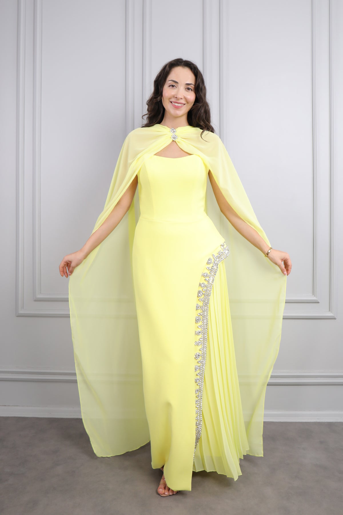 فستان سهرة سترابلس بتطريزات كريستالية و وشاح في العنق -اصفر