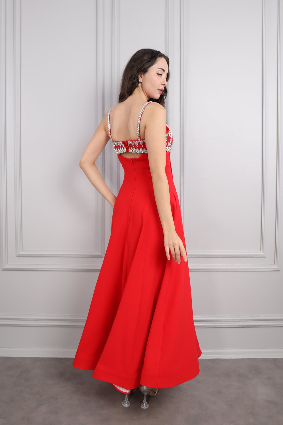 فستان سهرة ميدي بحمالات رفيعة بتطريزات كريستالية -احمر