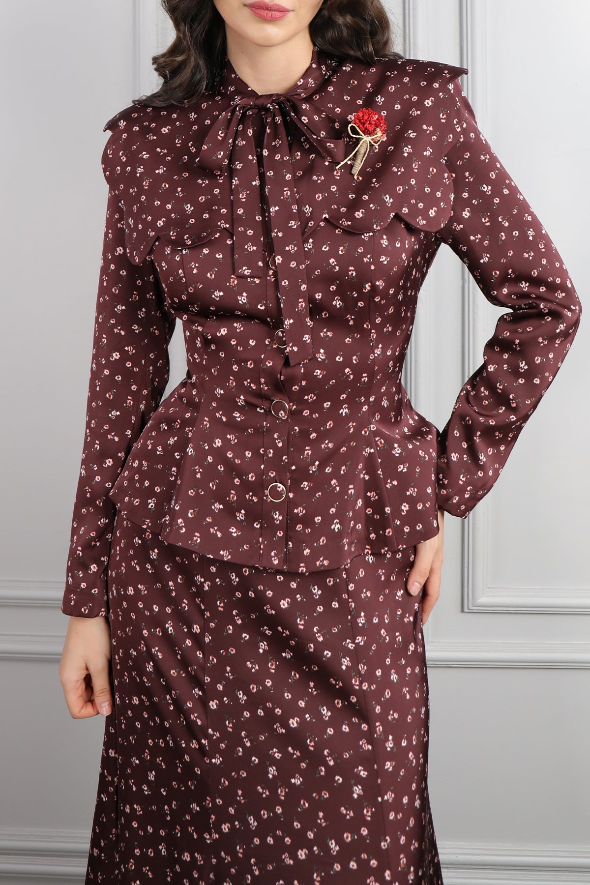 طقم تنورة وبلوزة ساتان مزخرف ورود بياقة تنربط -عودي