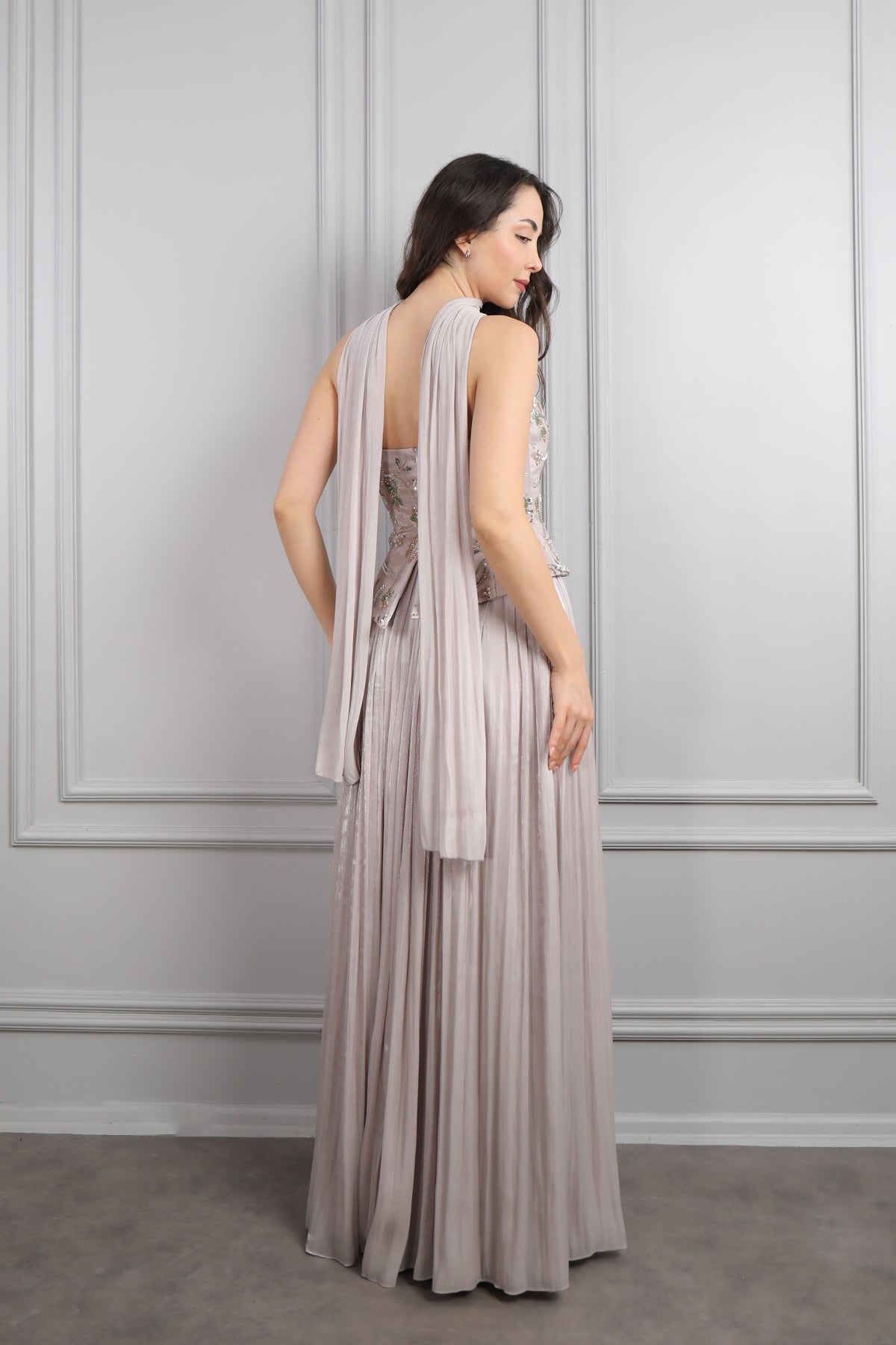 فستان سهرة شيفون بتوب سترابلس مطرز بالخرز مع شال -بيج