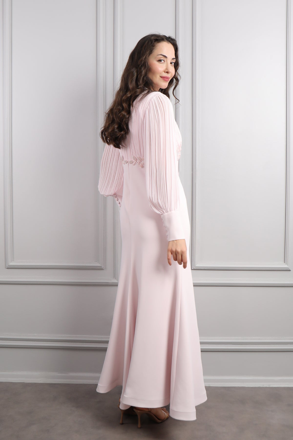 فستان ناعم مزين بالخرز باكمام واسعة بتكسيرات -بمبي