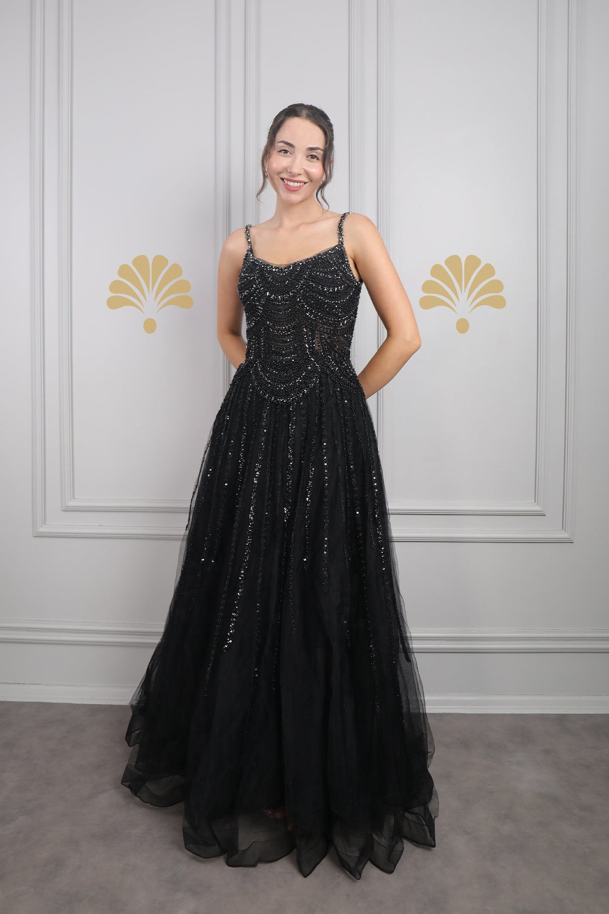 فستان سهرة بحمالات رفيعة وتطريزات كريستالية من "المجموعة الخاصة" -اسود