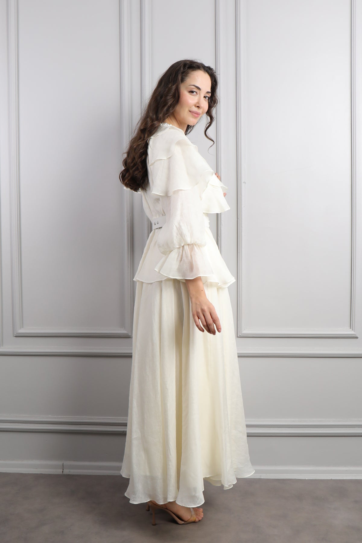 فستان بكشكشات وتطريزات خرزية مع حزام عالخصر -سكري