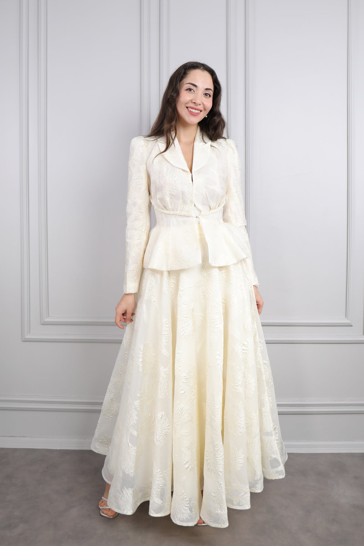 طقم تنورة وجاكيت بياقة قميص بتطريز لؤلؤي عالخصر -سكري