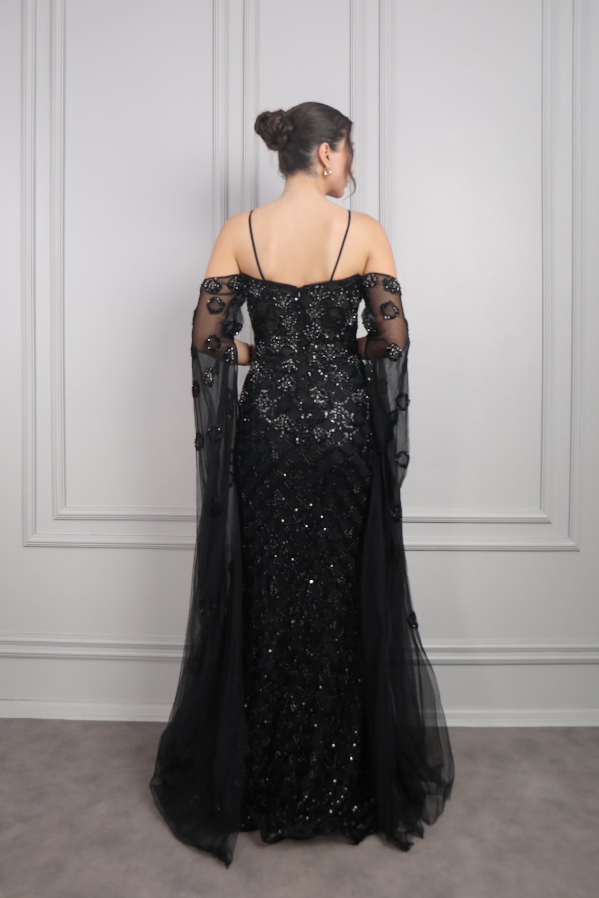 فستان سهرة مكشوف الاكتاف بحمالات رفيعة مطرز بالخرز بالكامل من "المجموعة الخاصة" -اسود