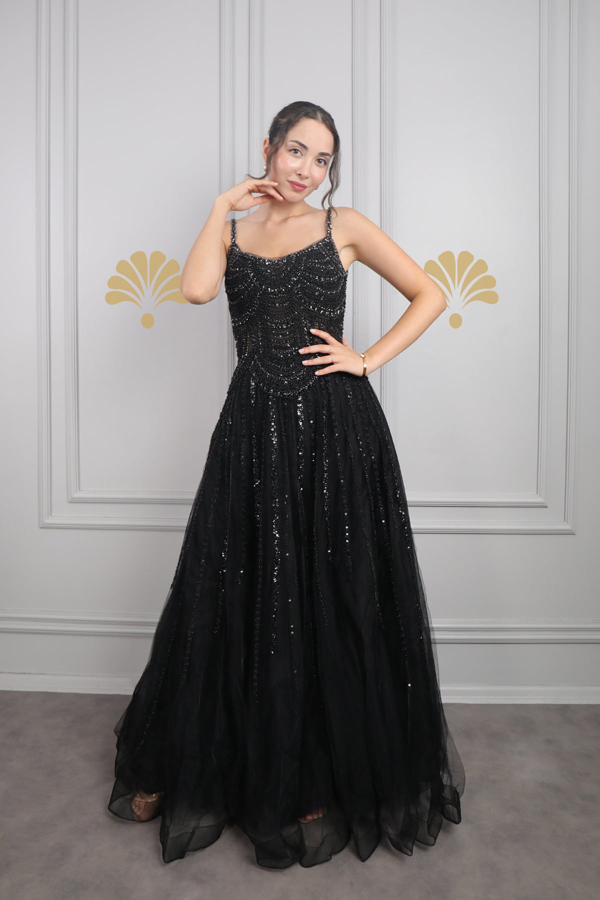 فستان سهرة بحمالات رفيعة وتطريزات كريستالية من "المجموعة الخاصة" -اسود