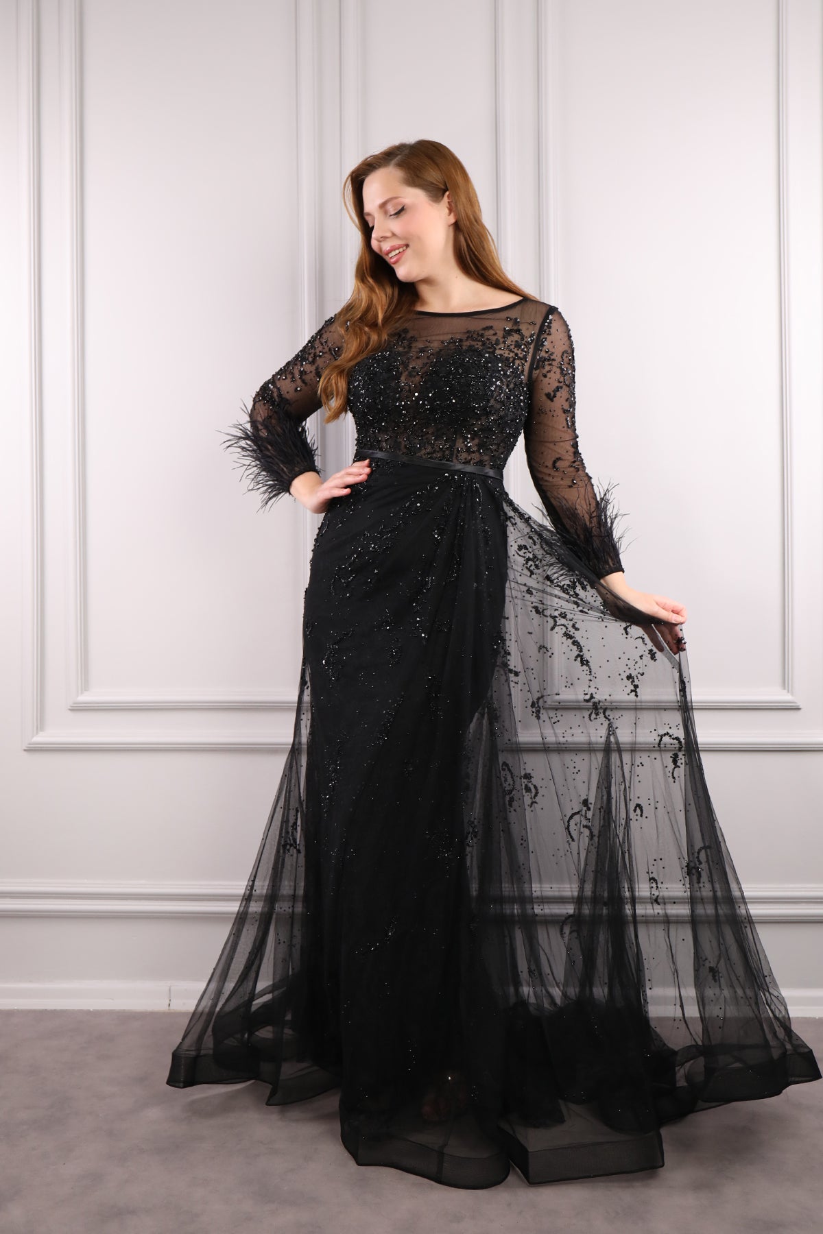 فستان سهرة بتطريز كريستال وياقة كبيرة وريش عالاساور -اسود