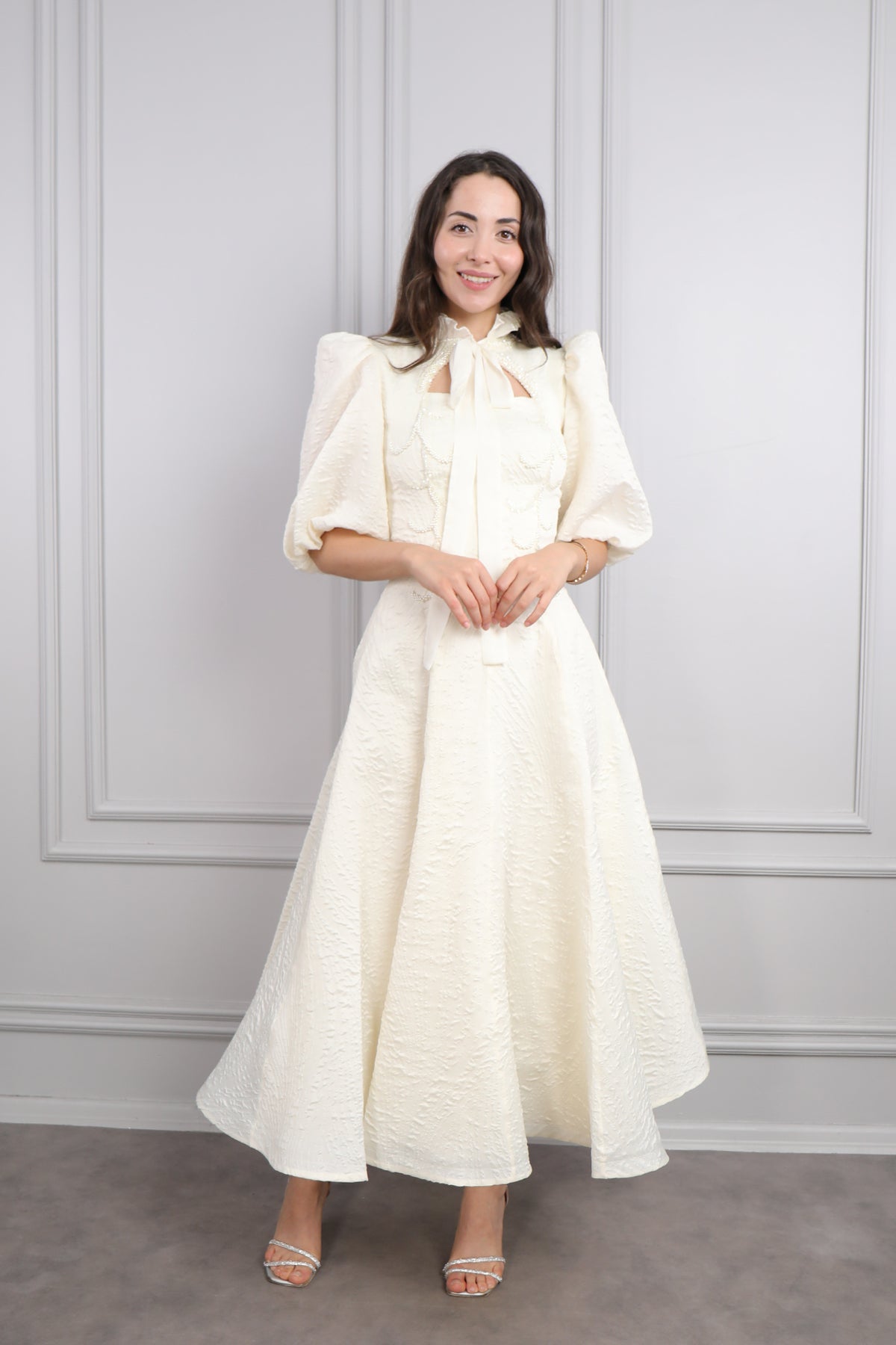 فستان ميدي بياقة تنربط باكمام بالون وتطريزات خرزية -سكري