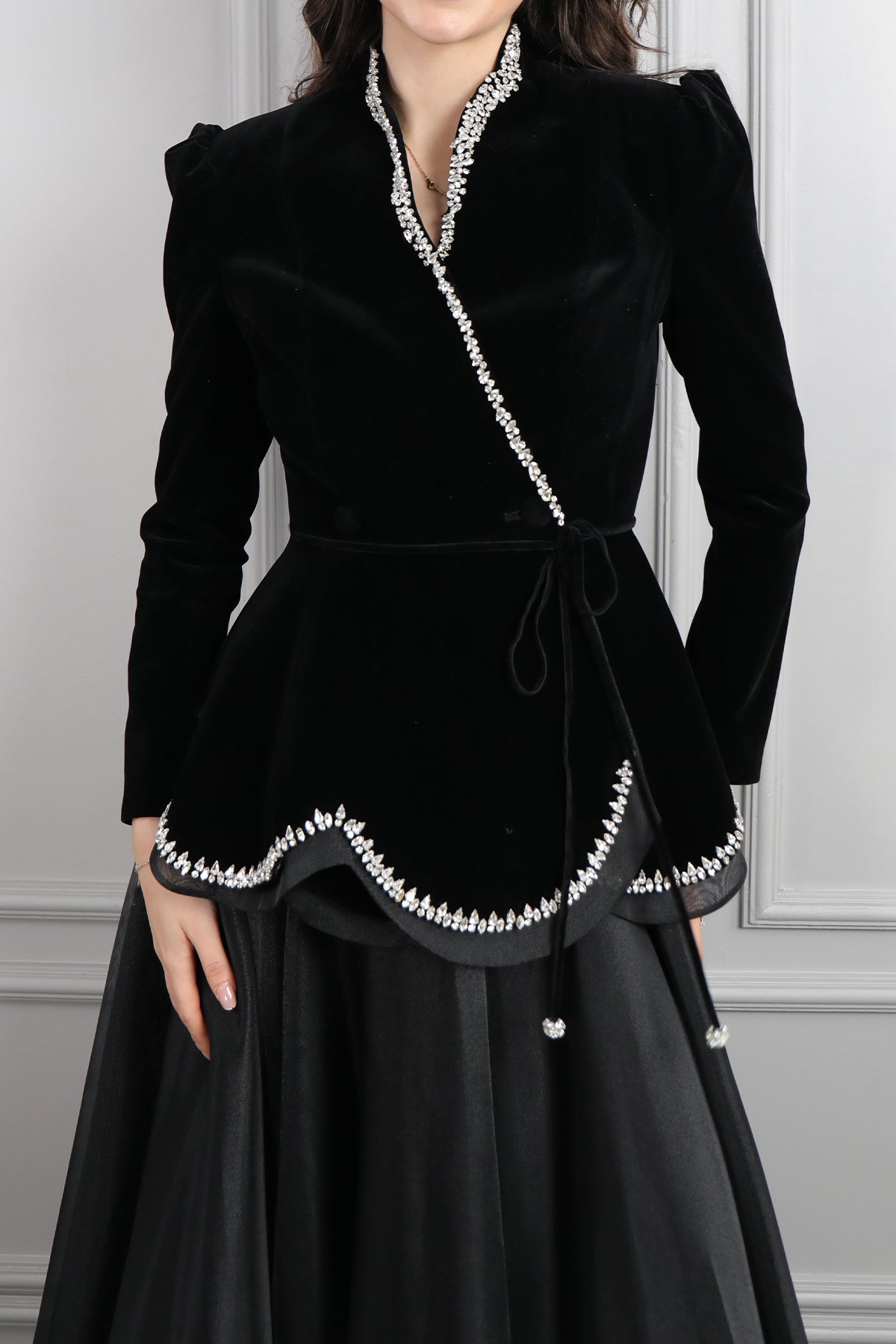 طقم تنورة وجاكيت مخملي مزين بالكريستالات -اسود
