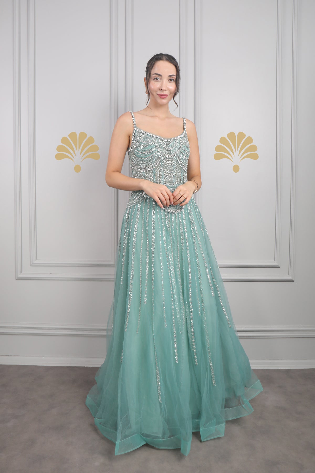 فستان سهرة بحمالات رفيعة وتطريزات كريستالية من "المجموعة الخاصة" -اخضر