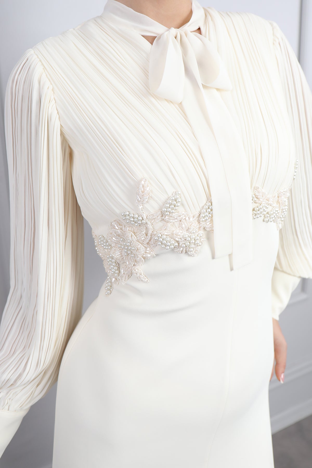 فستان ناعم مزين بالخرز باكمام واسعة بتكسيرات -سكري