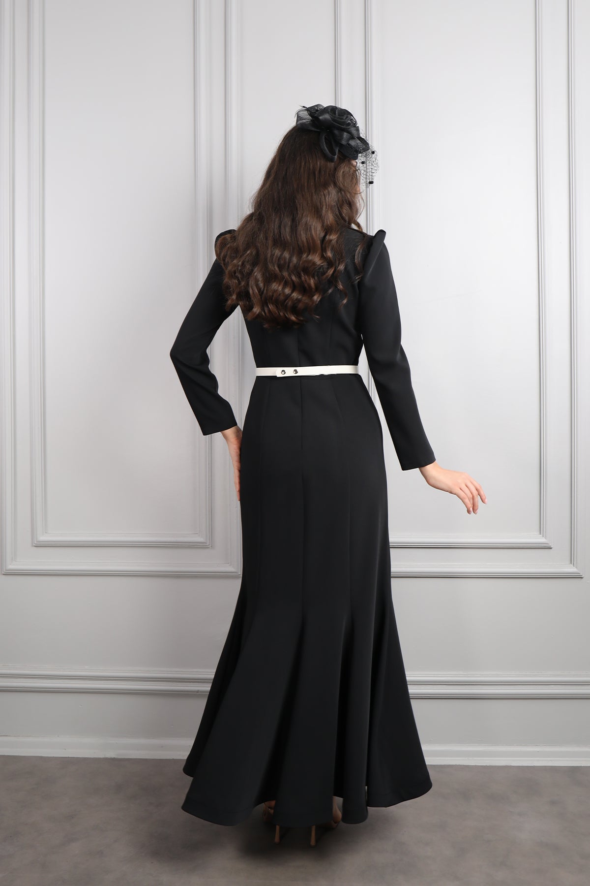 فستان بياقة مربعة بتطريزات عالاكتاف مع حزام اسود وزينة عالشعر -اسود