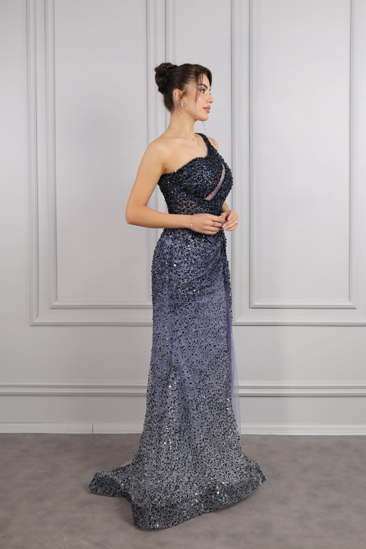 فستان سهرة مطرز بالخرز والترتر بكتف واحد وتفصيل فتحة من "المجموعة الخاصة" -كحلي