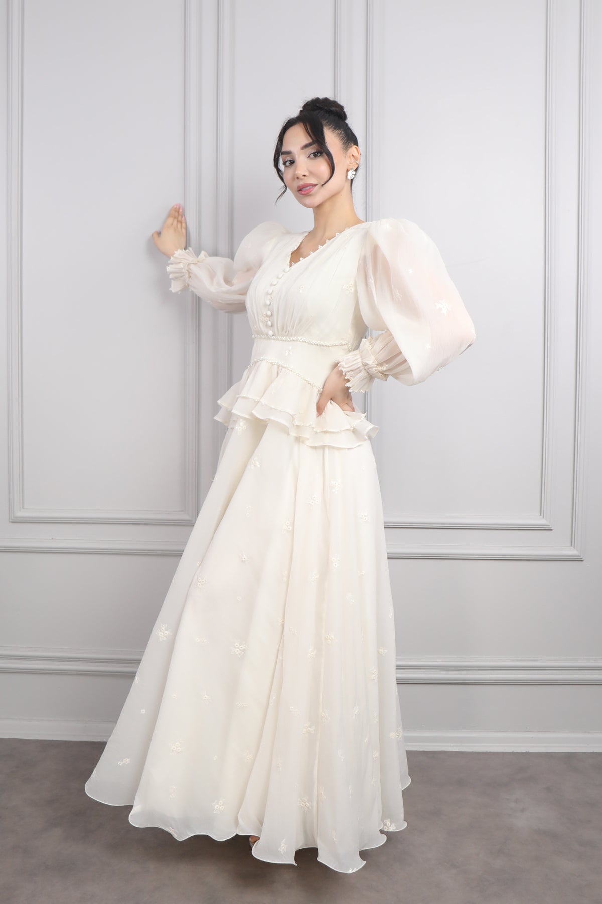 فستان شيفون باكمام منفوخة وتطريزاات لؤلؤية -بيج