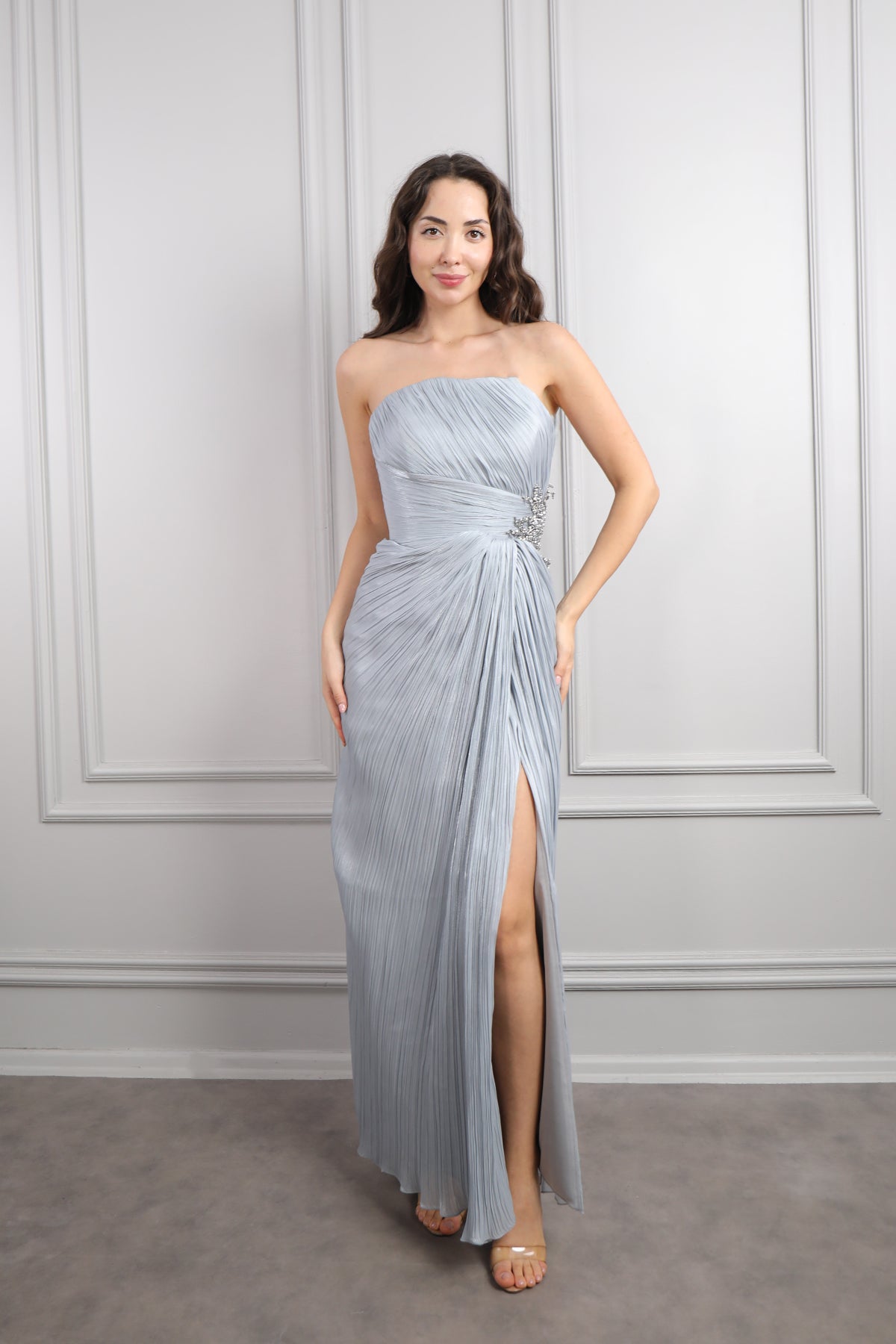 فستان سهرة شيفون سترابلس بتكسيرات وتفاصيل خرزية عالخصر -رمادي