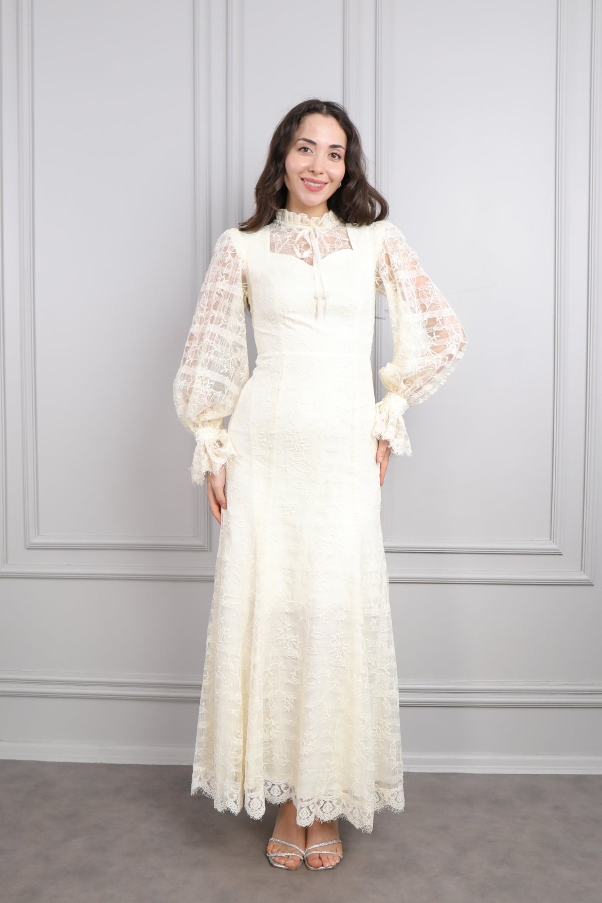 طقم فستان وتنورة دانتيل عالخصر بتطريزات خرزية -بيج