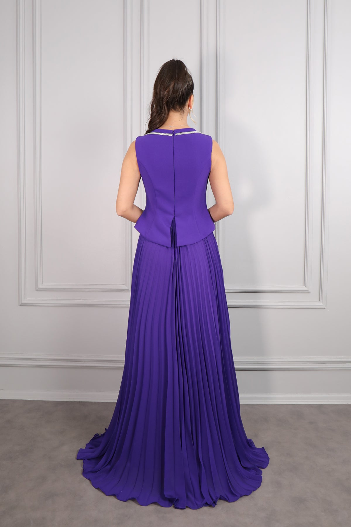 فستان سهرة بياقة واسعة مزين بالكريستالات بتنورة مكسرة -موفي