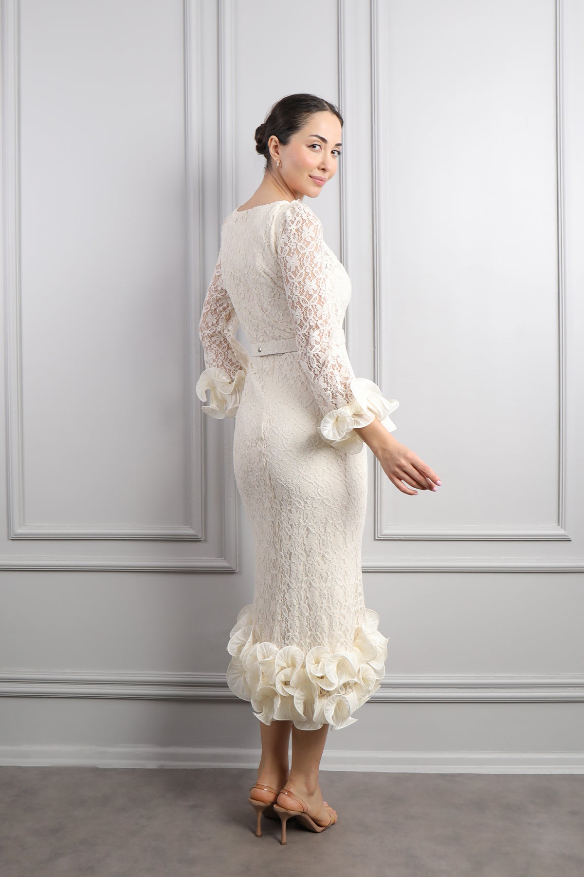 فستان ميدي ساتان بتفاصيل كشكشة عالاكمام والتنورة -بيج