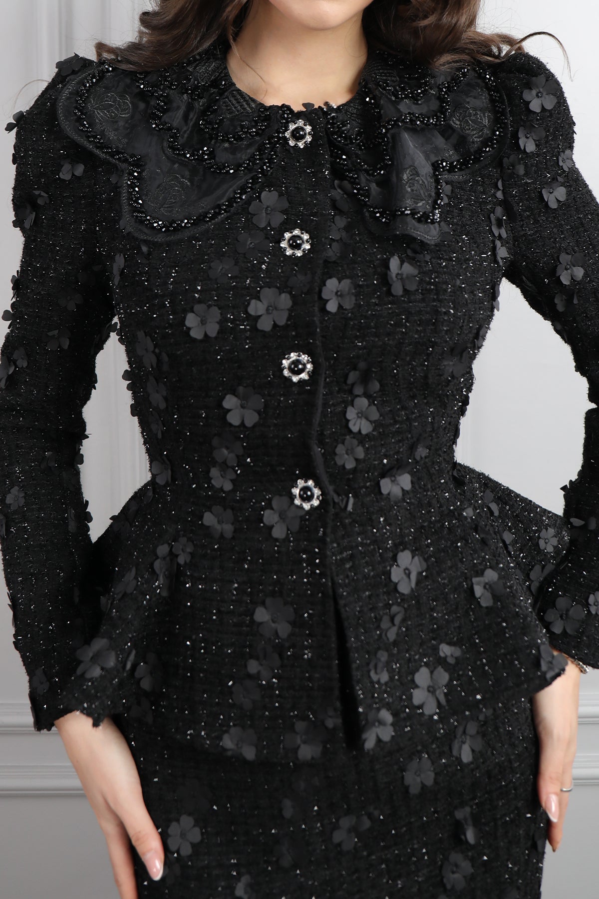 طقم تنورة وجاكيت بتطريزات ورود -اسود