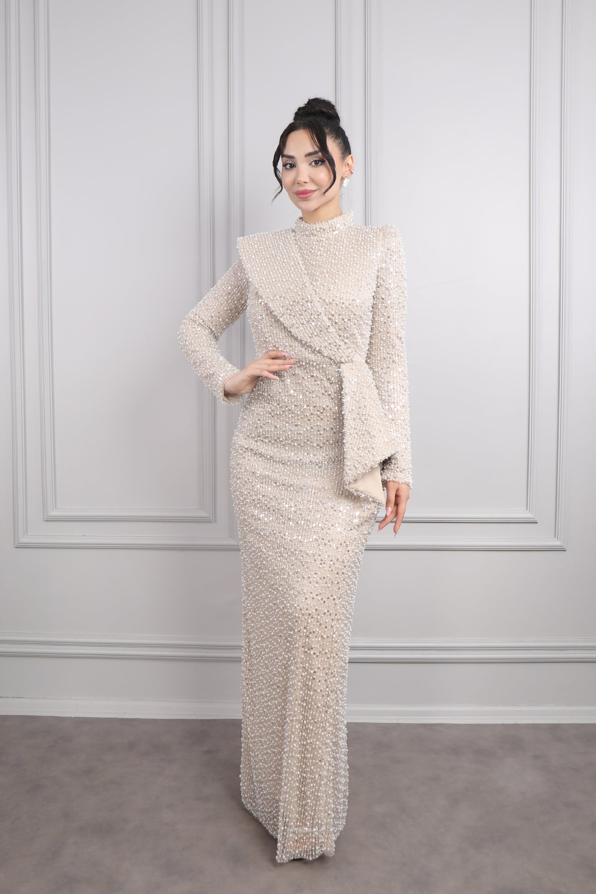 فستان سهرة خناقي مطرز باللؤلؤ بالكامل للمحجبات -بيج