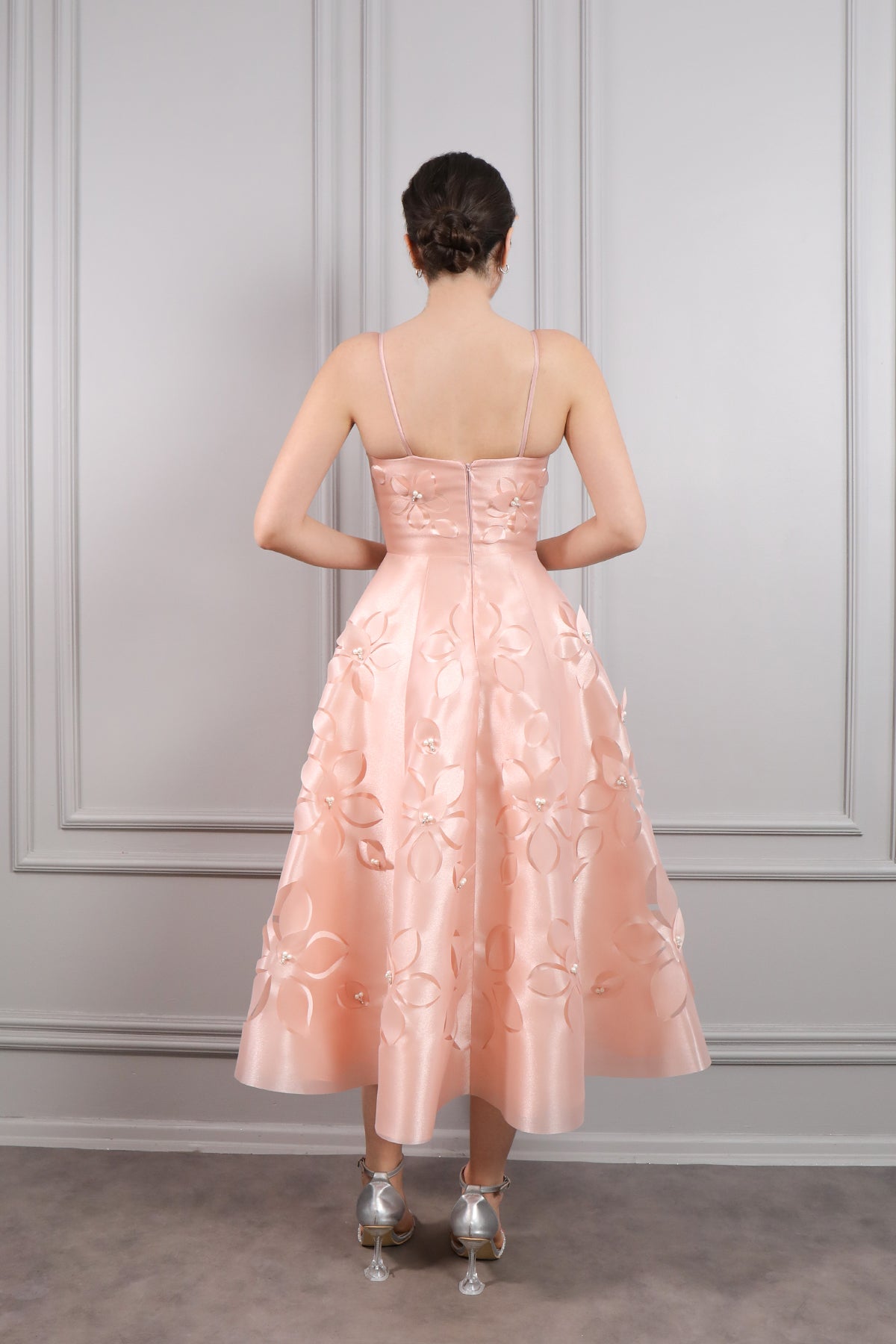 فستان سهرة ميدي بحمالات رفيعة بتفاصيل ورود -بمبي