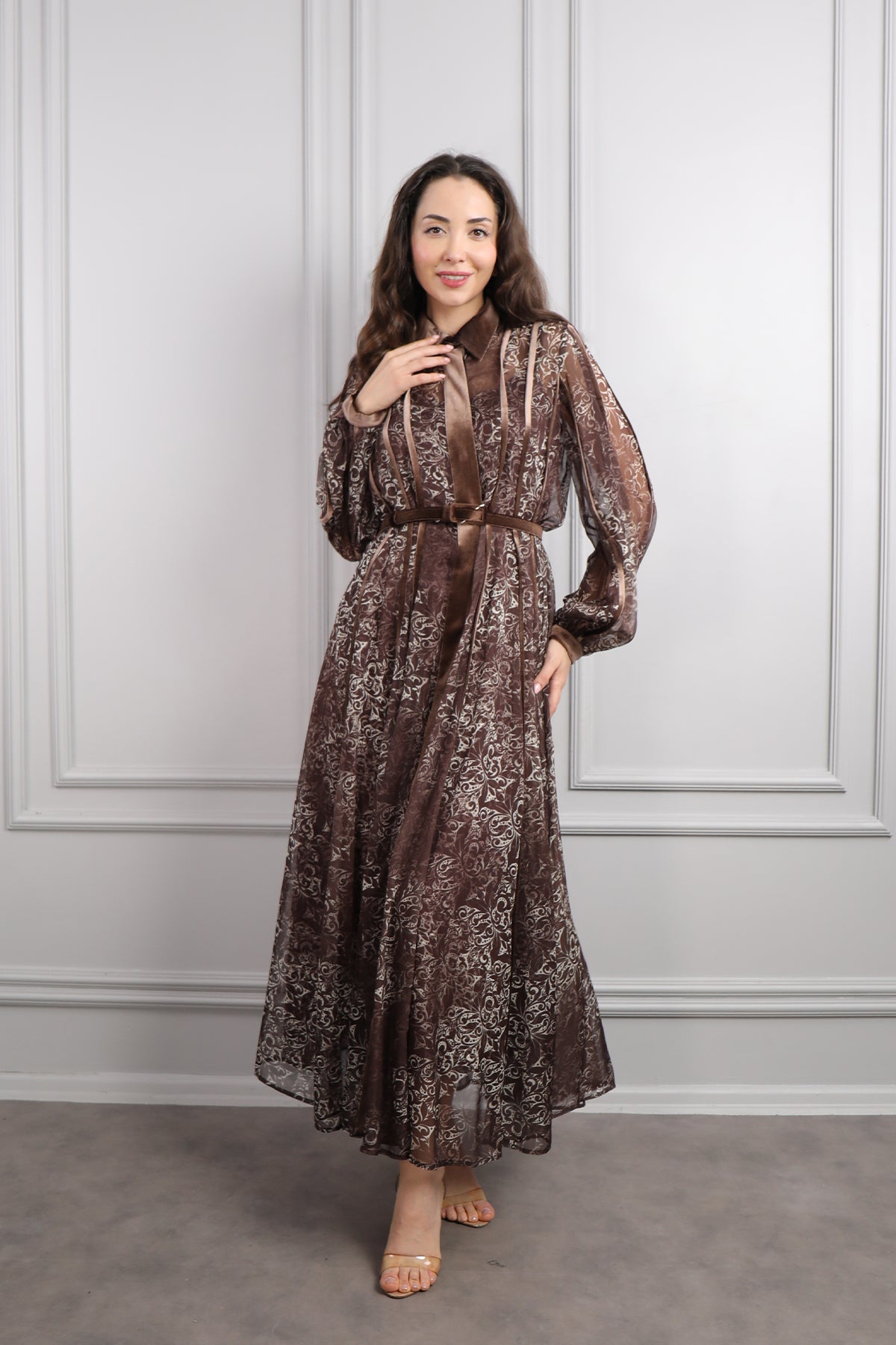 فستان بياقة قميص وحزام بتفاصيل مخمل وزخرفة شفافة -بني