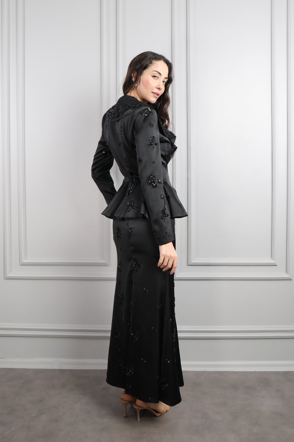 طقم تنورة وتوب رسمي مزين بتطريزات لؤلؤية وتفاصيل كشكشة عالياقة -أسود
