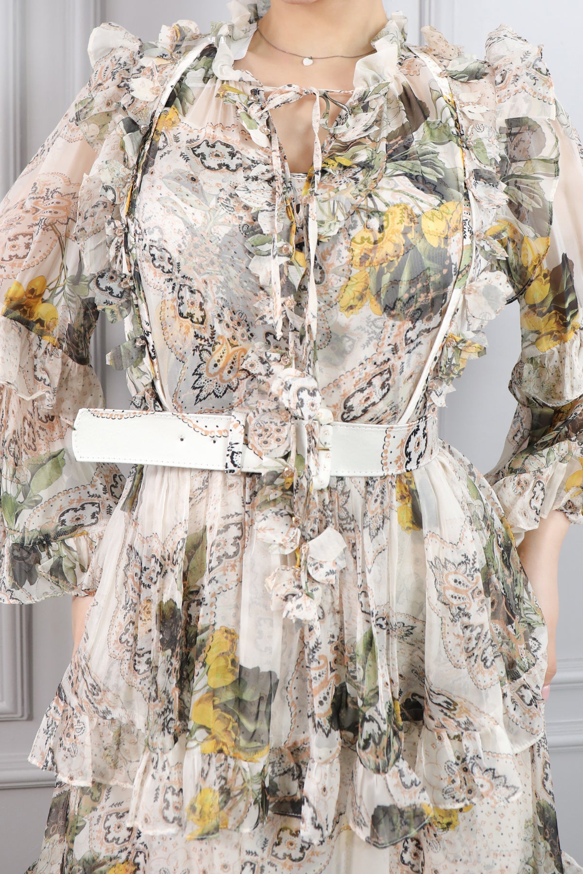 فستان شيفون مزخرف بحزام عالخصر وتفاصيل كشكشة -بيج