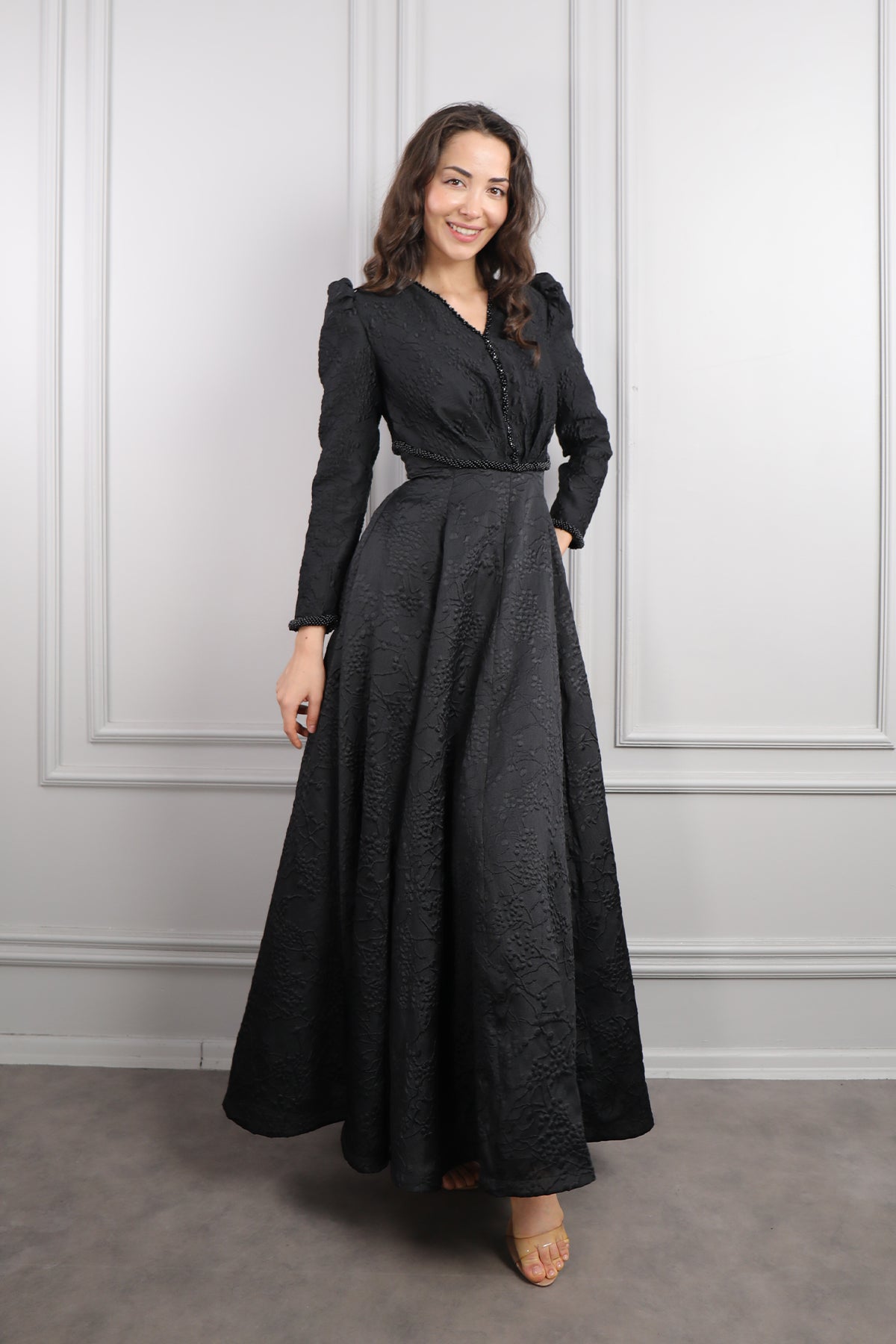 فستان بنقشات مزين بالخرز وتفاصيل ربط في الخلف -اسود