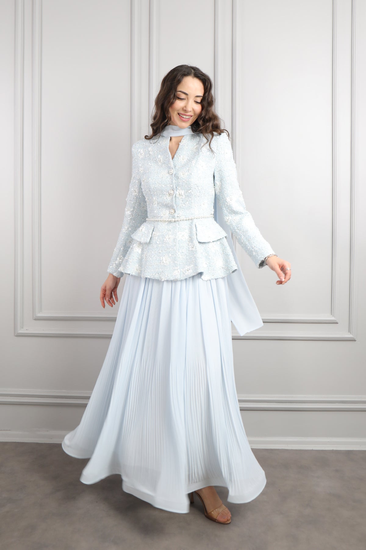 طقم تنورة وجاكيت لامع بحزام لؤلؤي ووشاح -ازرق