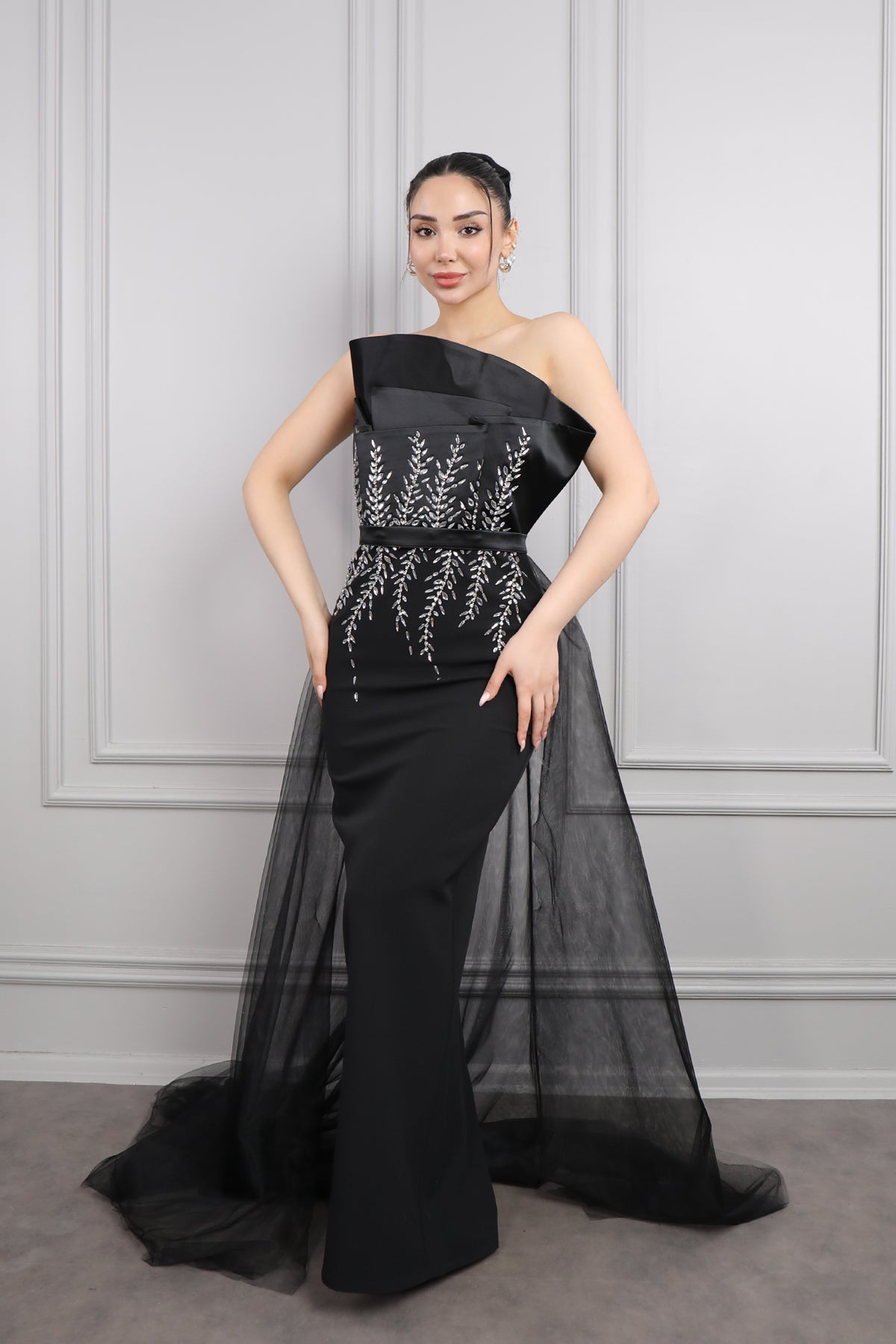 فستان سهرة سترابلس بتطريزات كريستالية وذيل من الخصر -اسود