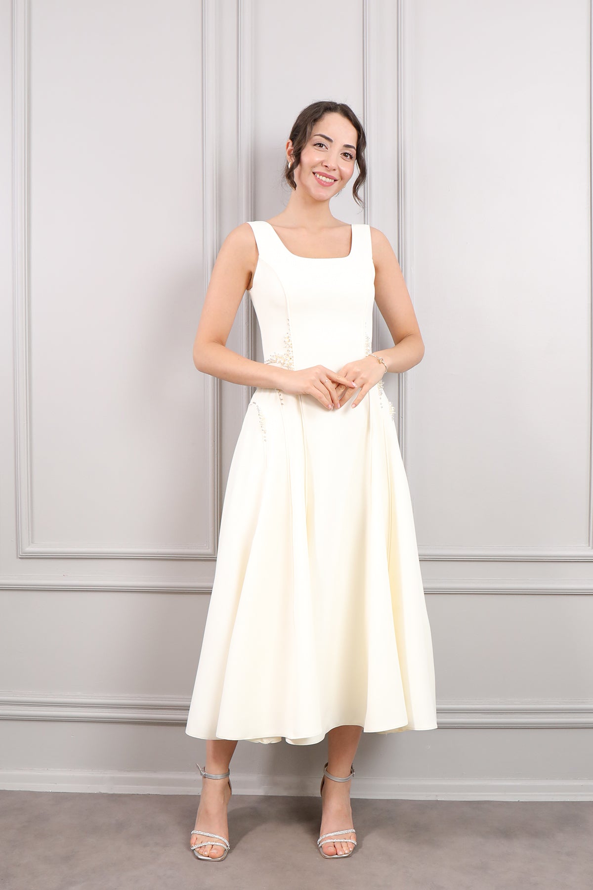 فستان سهرة ميدي بياقة مربعة وتطريزات لؤلؤ -سكري